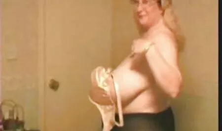 En el culo de la novia muy zorras hd con el coño peludo