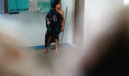 Chica sin bragas sentado en su camino a hacer la videos pornos negros piscina