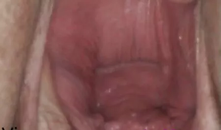 De pelo corto morena en una cama videos eroticos porno pequeña de mierda