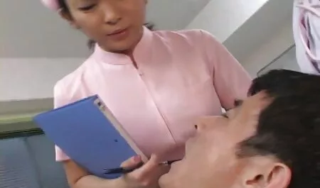 Chica con gafas hombre viejas viciosas en dos agujeros mierda