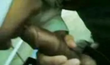 Mujer gordita en videos xxx abuelas la cámara lava su cuerpo con una toalla en la ducha