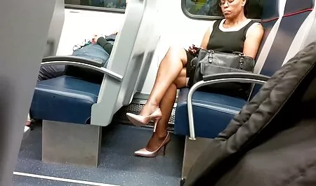 Cuando vio el culo del hombre, insesto en español se bajó las pantimedias y finalmente se sentó