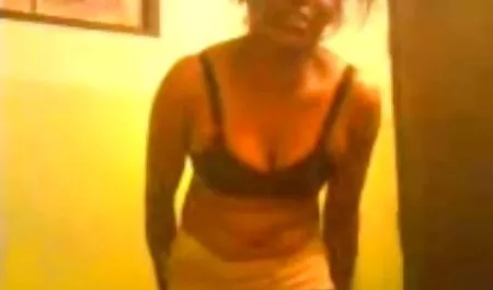 La viejasxxx esbelta chica acariciando sus manos