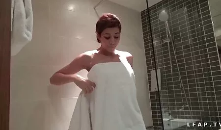 El novio se relaja con sus amigos puritanas xxx en la bañera de hidromasaje.
