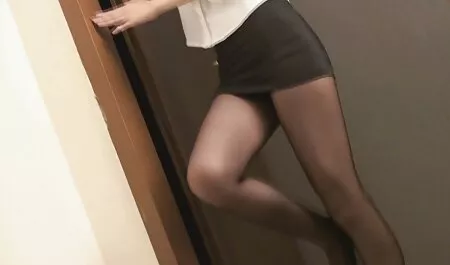 Caliente Hap se encuentra en el cuarto de baño y acaricia video porno mas visto en internet su cuerpo