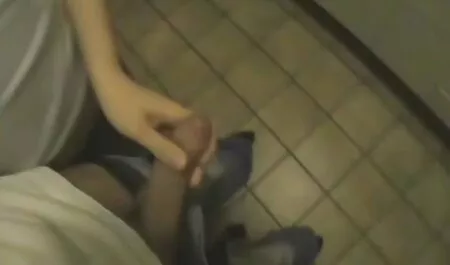 El hombre que porrno xxx hizo girar el pastel en el culo