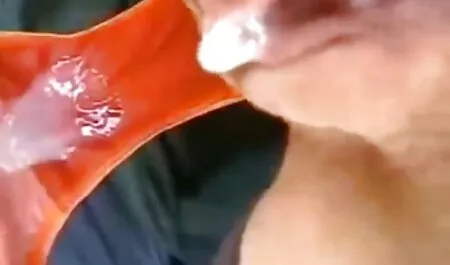 Hombre fuerte arrancó a la chica con una larga polla en el pornografía gratuita sofá