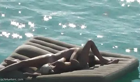 Chica ver sexso de perrito en el sofá
