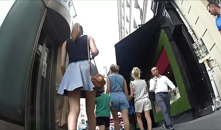 Dos videporno perras follan en el inodoro a través de un agujero en la pared