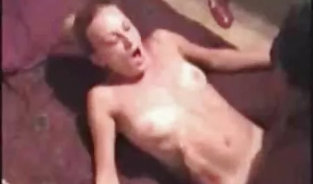 Me subí al baño para lavar y orinar simultáneamente pornoclasico