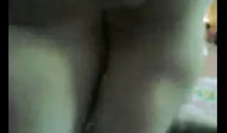Lesbianas hug cada videosdeinsesto otro en sauna kick