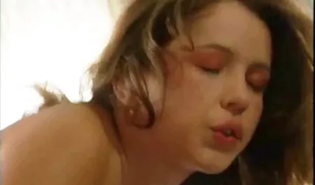 Cuerpo pormo hd de lavado y piercing en cámara oculta en el baño