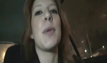 La mujer puso Guardia servi porrno en una cadena y se dejó explotar