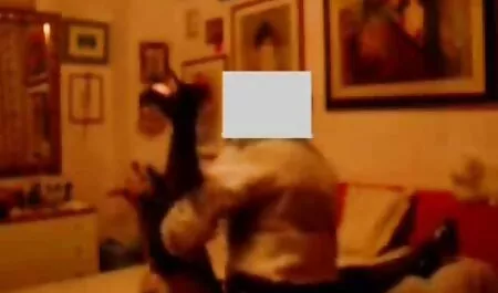 La niña estaba debajo del xxx trios caseros árbol y miró con placer