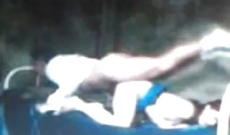 Los pezones de videos porno dibujos animados la rodilla en la máscara del pene son succionados
