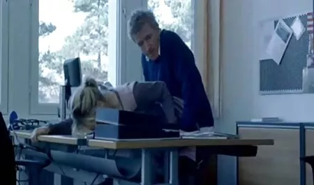 La esbelta perra en pono duro una falda corta con tetas desnudas