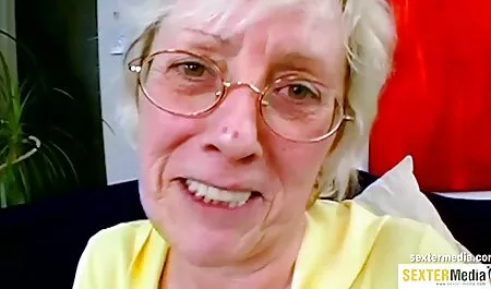 Chica con tirantes en una silla se mujeres con animales porno masturba