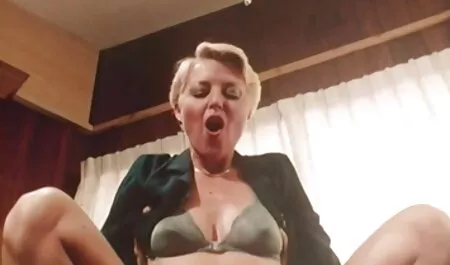 Me lavé a fondo su fragante agujero videossexo en el baño