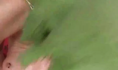Antojo de beber videos porno incesto real agua, un ocupado Chick arrancó su culo