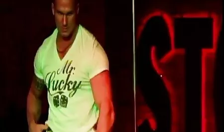 Ella se llevó al orgasmo cuando trató de poner su ropa en ver videos pornos xxx la tienda